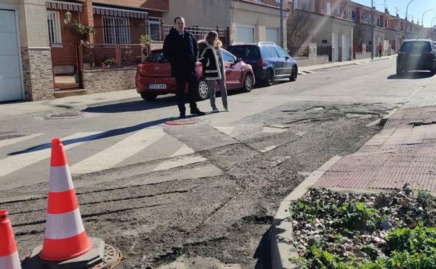 Obras de pavimento, bacheado y acerado en distintas calles de Santa Marta