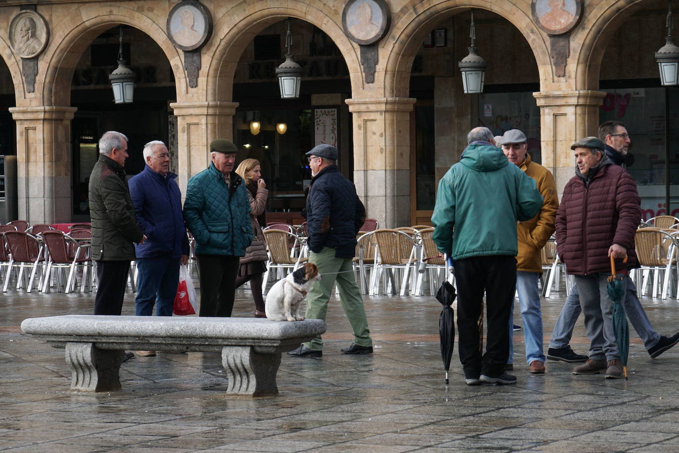 Varias personas conversan por la Plaza Mayor de Salamanca. /S. H.