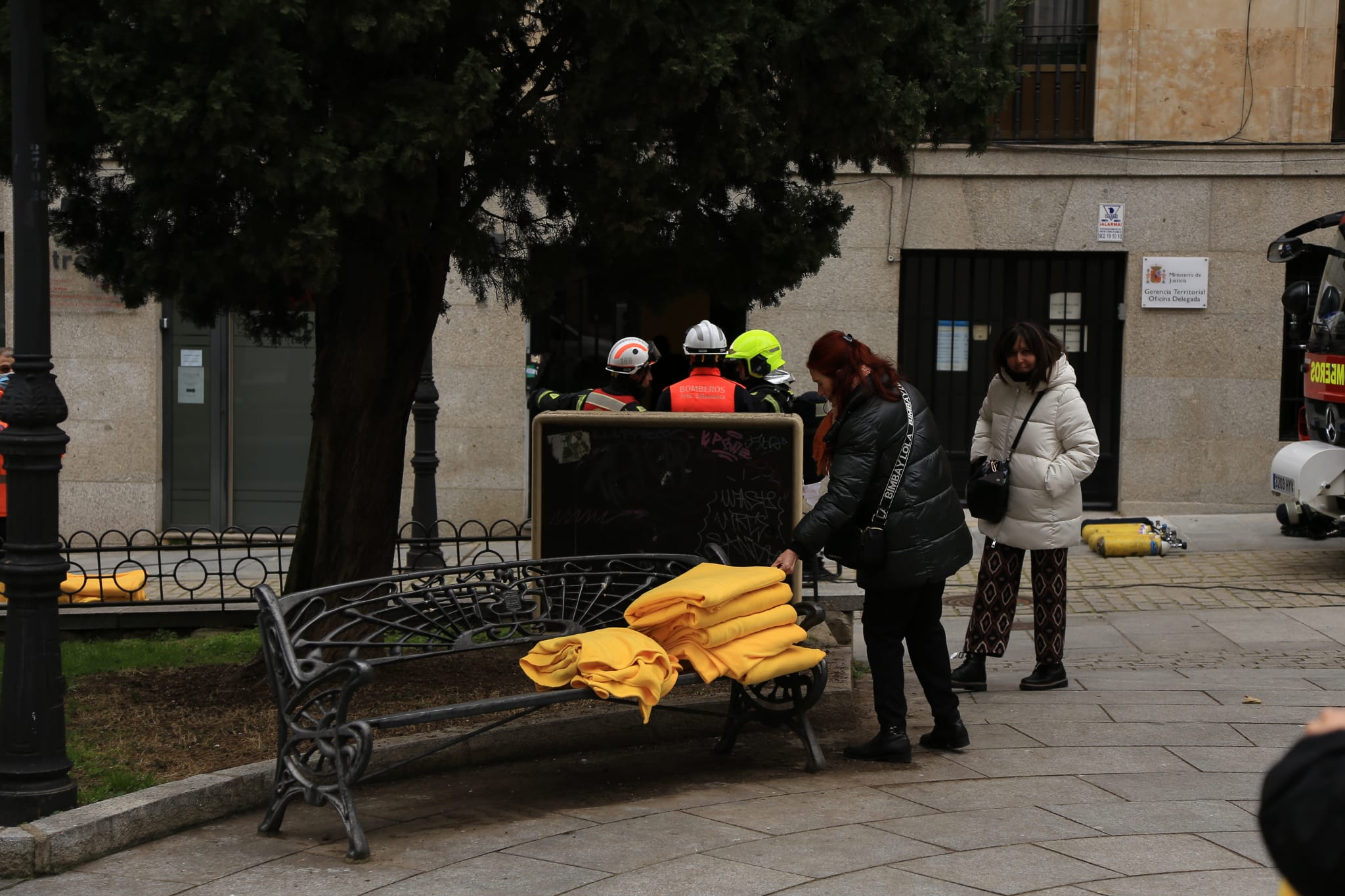 El humo de un transformador obliga a desalojar varios locales junto a Gran Vía