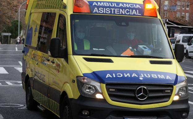 Un accidente y el incendio en un vehículo obligan a actuar a los servicios de emergencia