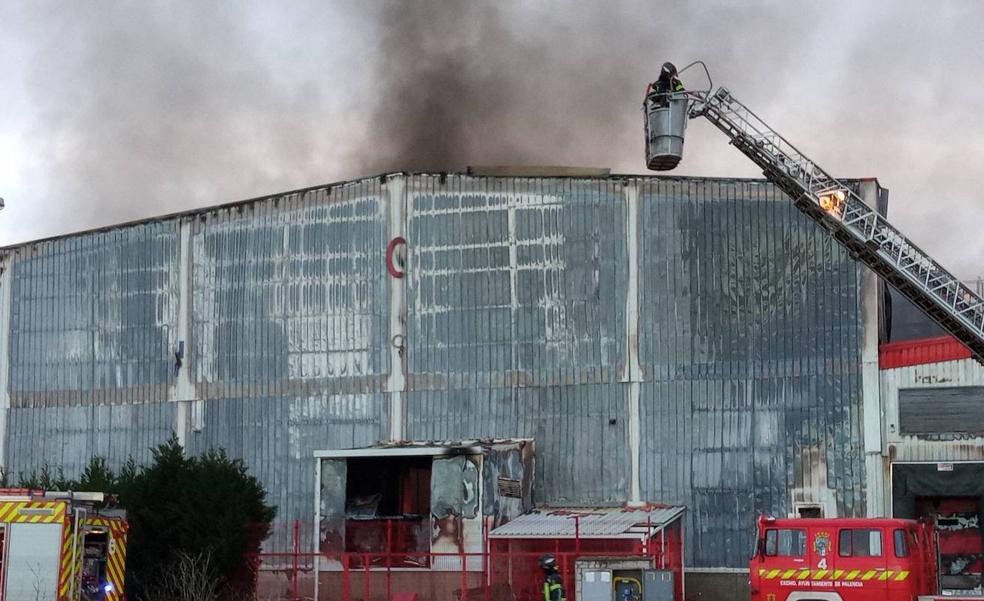 Un incendio calcina naves y oficinas en Dueñas