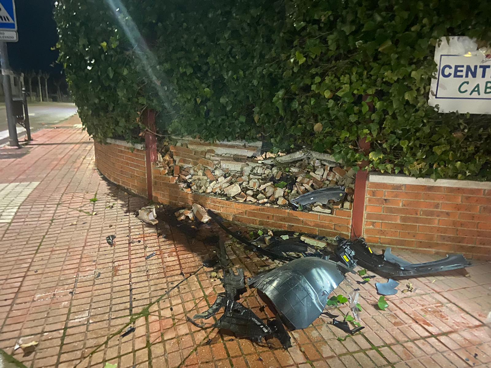 Se empotra contra un chalet en Cabrerizos y se da la fuga