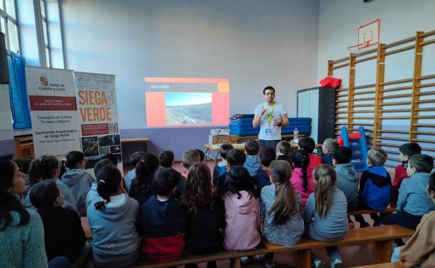 'Huellas de piedra', la obra de teatro para viajar a Siega Verde a través de sombras, luces y sonidos