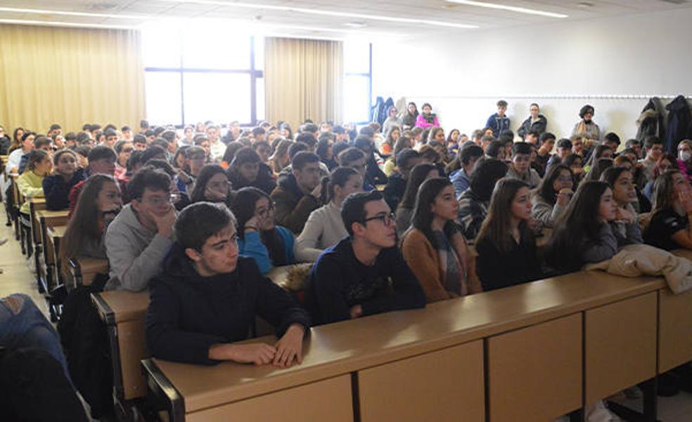 Estudiantes preuniversitarios conocen la oferta de la USAL para decidir sobre su futuro