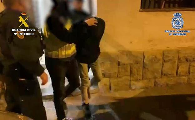 Detenido en Girona un yihadista que planeaba ametrallar turistas en las playas de Benidorm