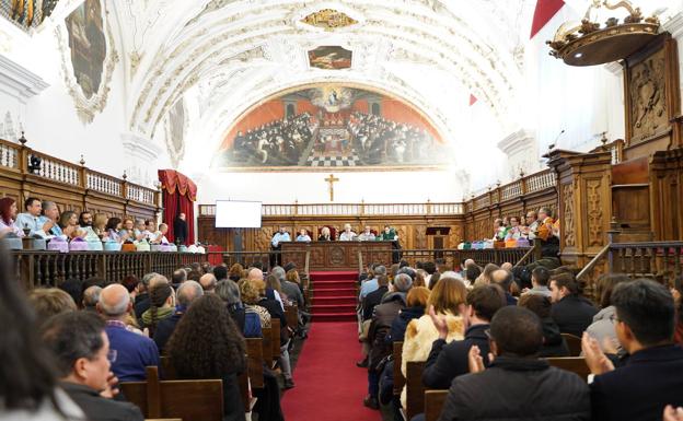 La Pontificia reconoce la excelencia de estudiantes y profesores y la labor empleados