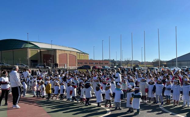 Casi 700 escolares de Carbajosa se unen para celebrar el Día de la Paz