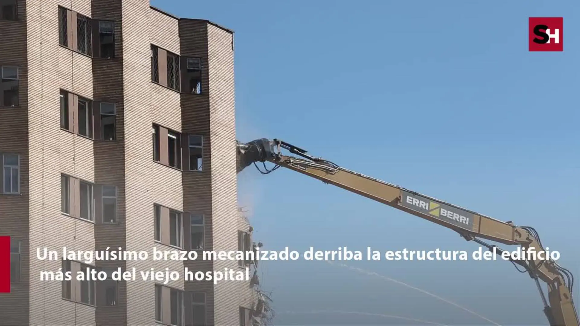 Una máquina de grandes dimensiones derriba el edificio más alto del Clínico
