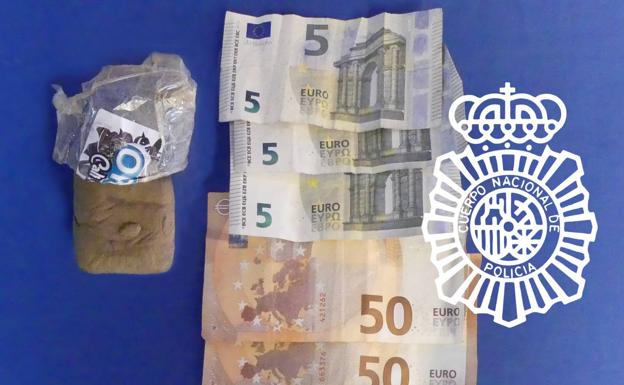 Acuden a auxiliar a un hombre tras un accidente y le descubren hachís en el bolsillo