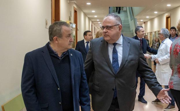 El consejero de Sanidad señala que «todas las contrataciones de médicos han sido legales»