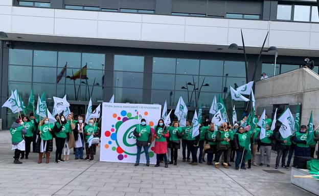 Concentración del CSIF para denunciar que el consejero de Sanidad impide la negociación con los profesionales