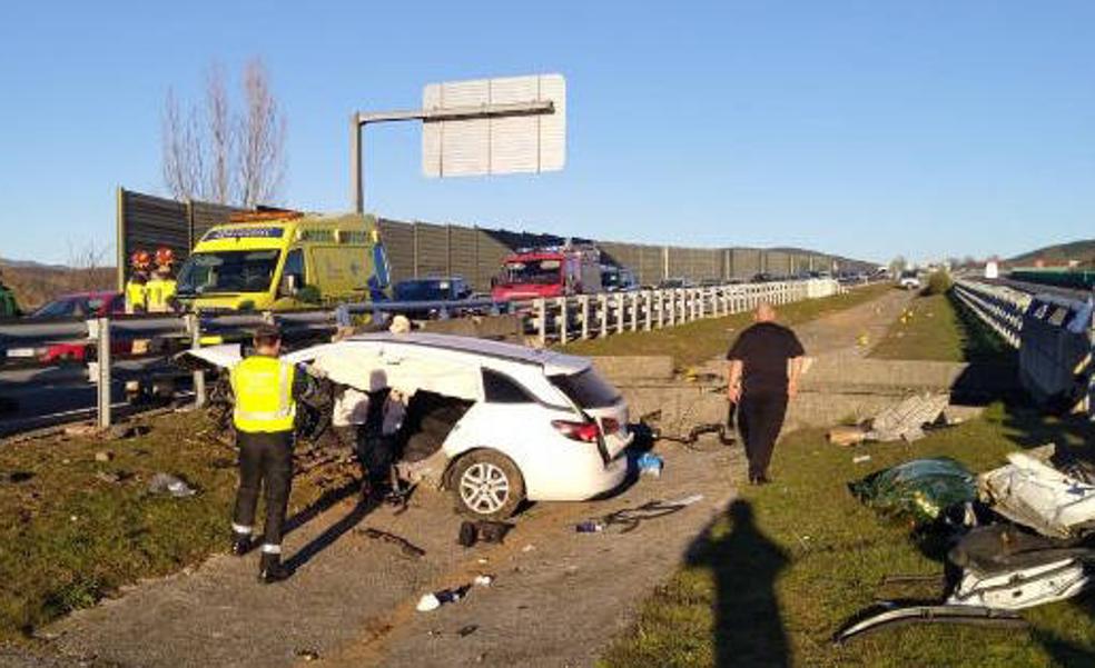 Un accidente de tráfico en León deja un fallecido y dos mujeres heridas, una de 15 años