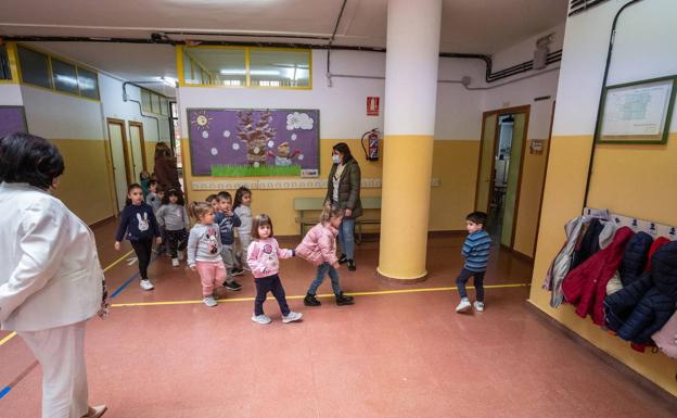 La Junta extenderá la educación gratuita a los escolares de 1 a 2 años