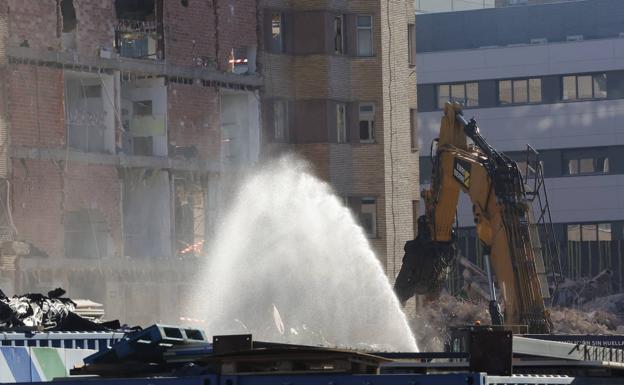El derribo del viejo hospital deja al descubierto el esqueleto del edificio más imponente