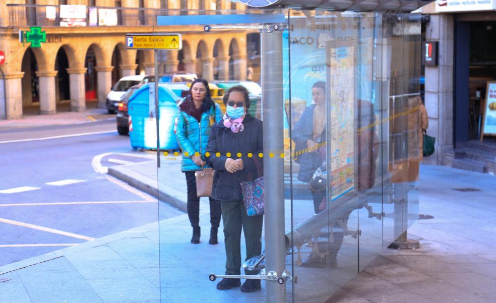La edad marca el llevar o no la mascarilla en el transporte público