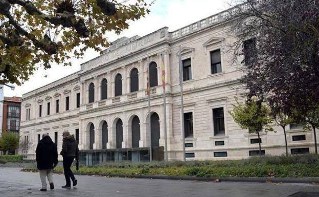 La Junta indemnizará a una mujer y sus hijas a las que separó por un forcejeo por un móvil