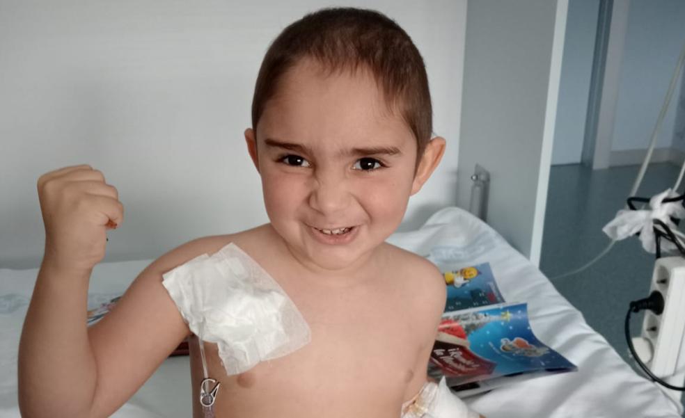 El pequeño Alberto se despide del hospital tras ocho meses de incertidumbre