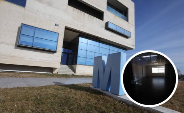 Mañueco asegura que el proyecto de Barbacid «se hará en Salamanca o no se hará»