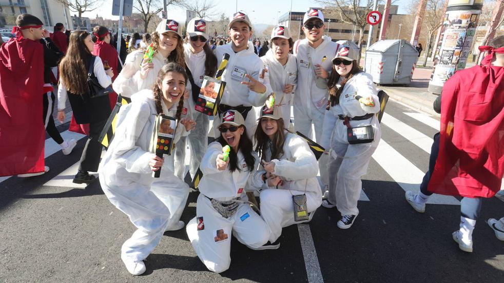 Los estudiantes de derecho de la USAL celebran su día con un guiño a Shakira