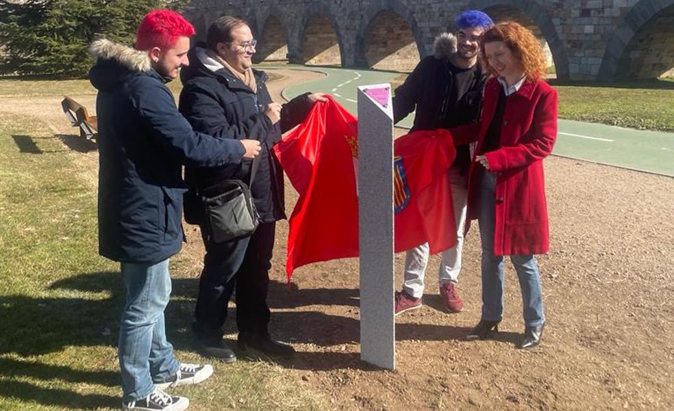 Salamanca homenajea al colectivo LGTBI+ con un monolito en el Puente Romano