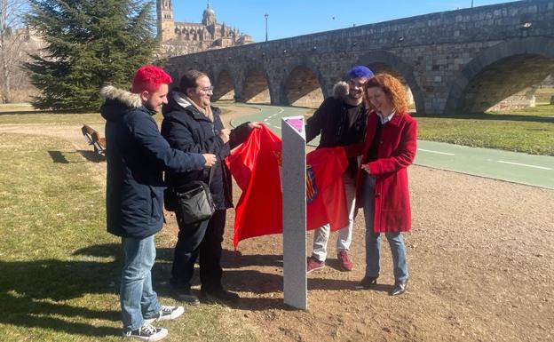 Salamanca homenajea al colectivo LGTBI+ con un monolito en el Puente Romano