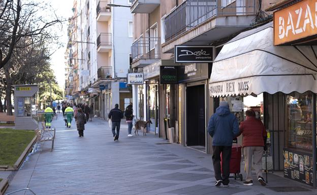 Ensanchar aceras o mantener aparcamientos: un asunto que enfrenta a vecinos del barrio Garrido