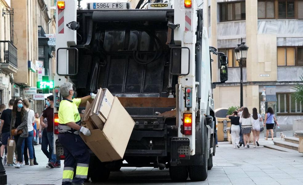 Los nuevos camiones de la basura de Salamanca, varados en Italia por falta de piezas