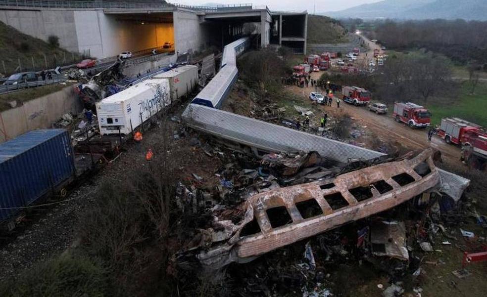 El accidente ferroviario con más de 40 muertos le cuesta el cargo al ministro de Transportes griego