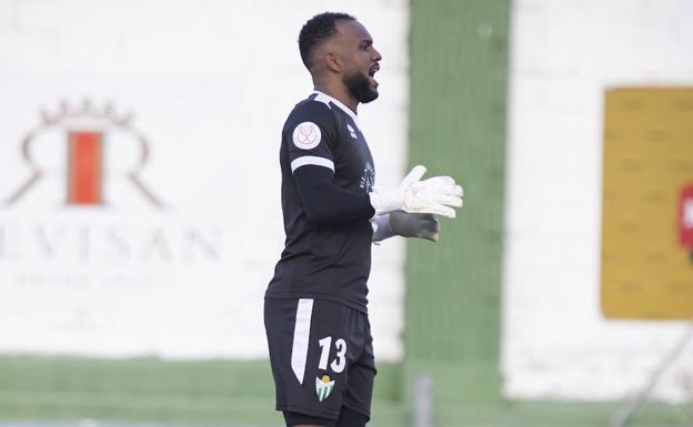 Identifican a los autores de los insultos racistas en Avilés contra el portero del CD Guijuelo