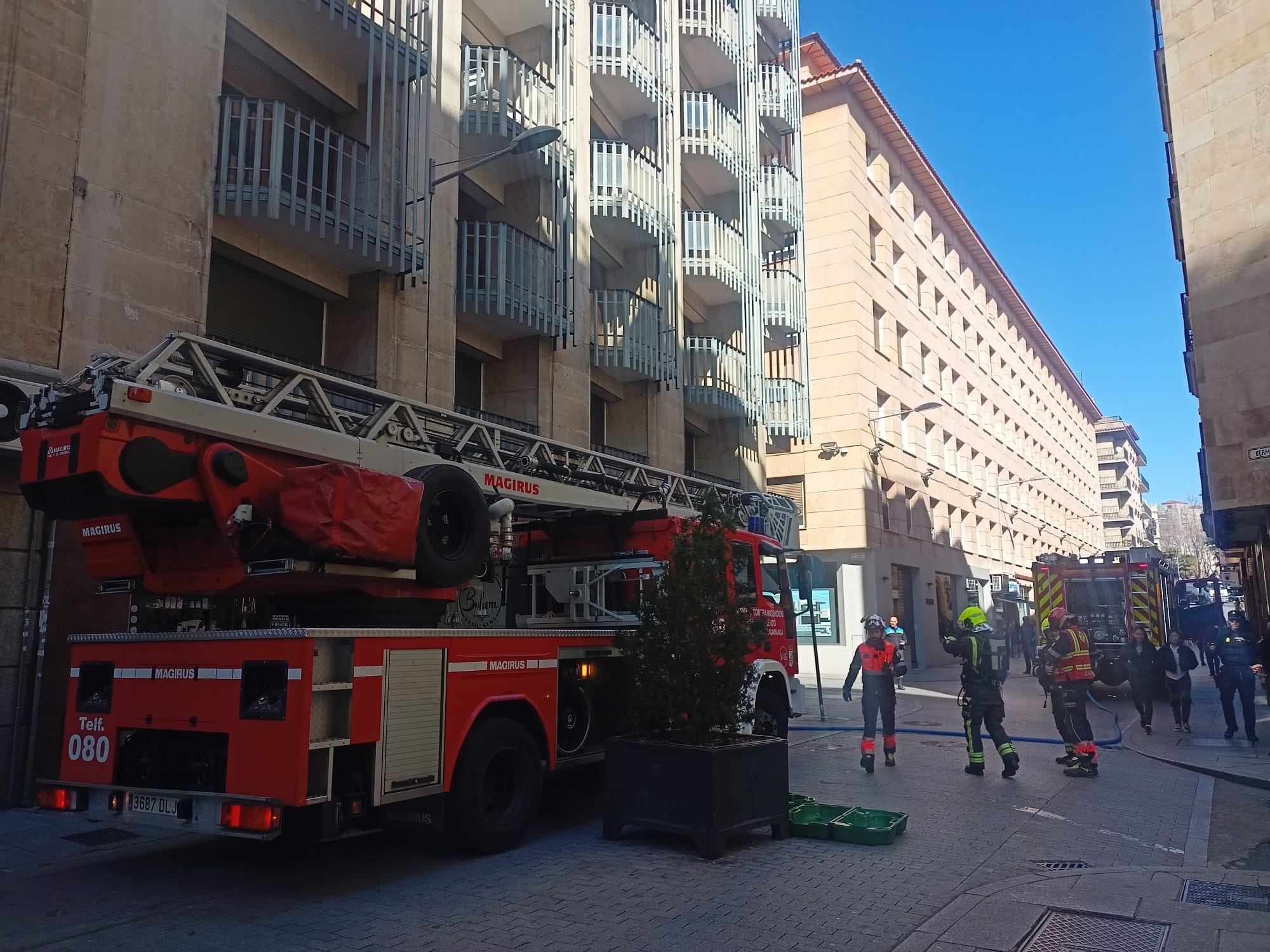 Tres dotaciones de bomberos hacen saltar las alarmas en el Polígono Montalvo