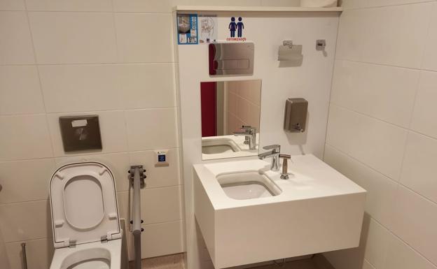 El hospital de Salamanca cuenta ya con cinco aseos adaptados para pacientes con ostomía
