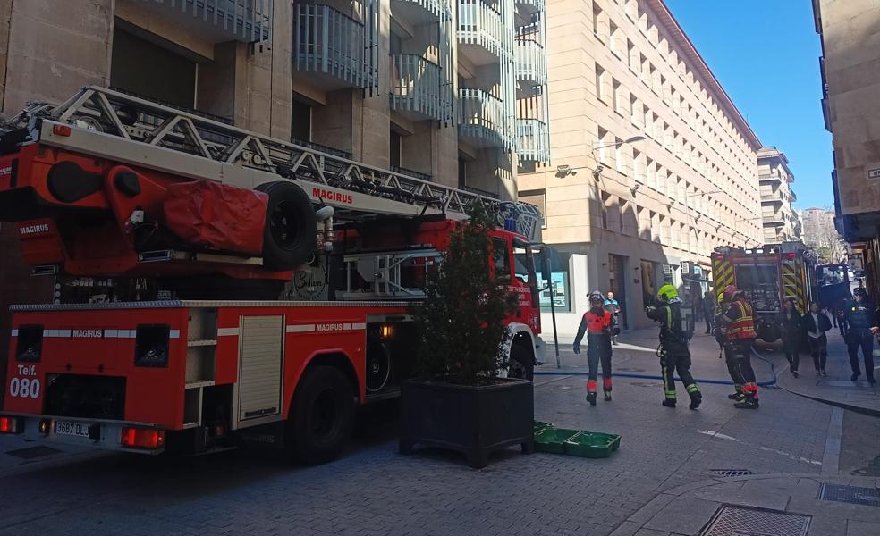Un incendio en una cocina en el centro de Salamanca moviliza a dos dotaciones de bomberos