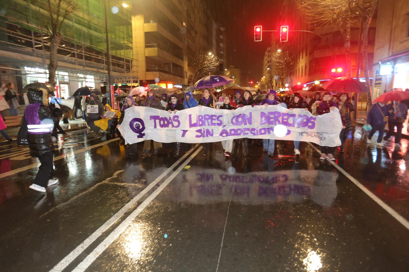 Manifestación del 8M pasada por agua en Salamanca