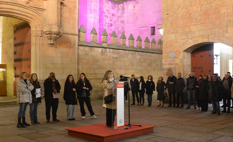 La Universidad de Salamanca ilumina la Fachada Rica de las Escuelas Mayores por el 8M