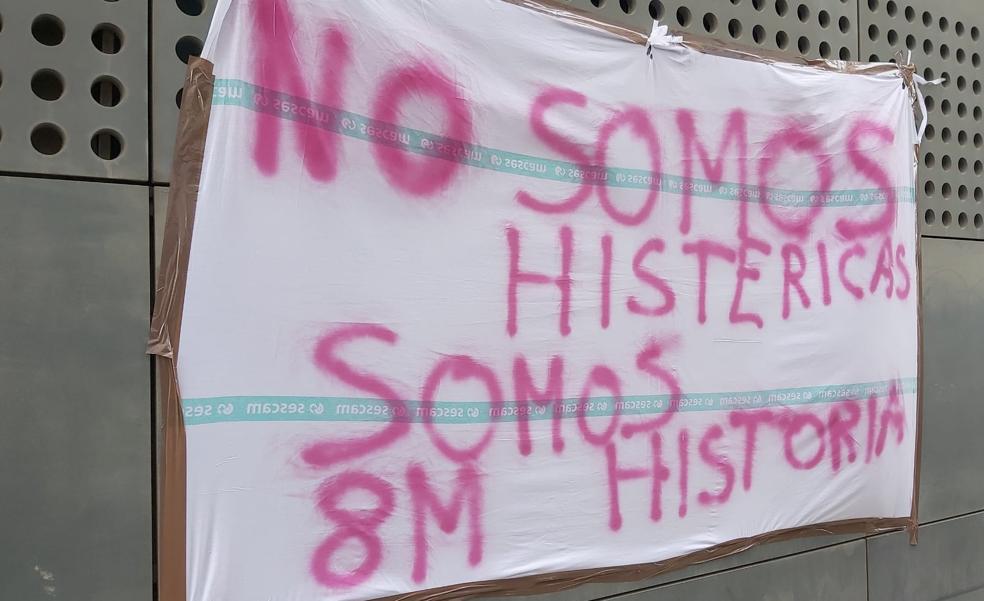 El Hospital de Salamanca retira las pancartas que conmemoran el 8M