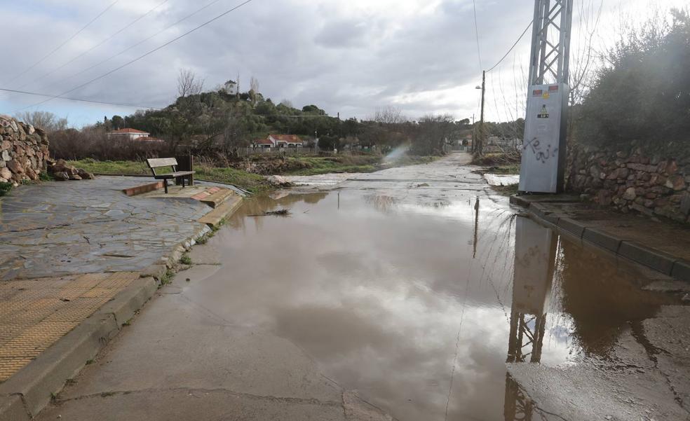 Las fuertes lluvias azotan de nuevo a Aldeatejada con el arroyo desbordado e inundaciones