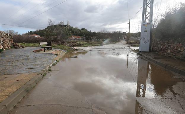 Las fuertes lluvias azotan de nuevo a Aldeatejada con el arroyo desbordado e inundaciones