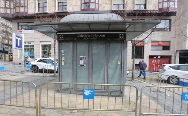 La grúa retira en un día cinco quioscos de Salamanca y acelera su desaparición de las calles