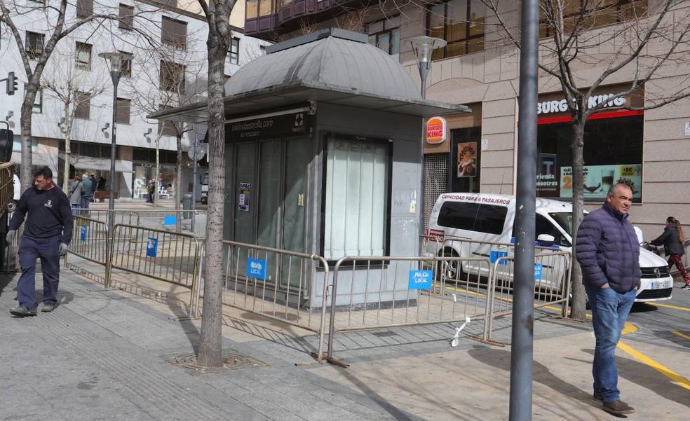 La grúa retira en un día cinco quioscos de Salamanca y acelera su desaparición de las calles