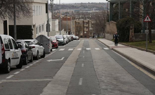 Los vecinos de Comuneros se cansan de los baches y reclaman asfaltado y mejora de aceras