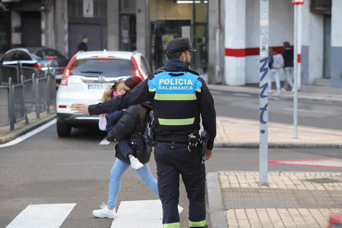La Policía Local recorre colegios para vigilar y vuelve a multar la doble fila escolar