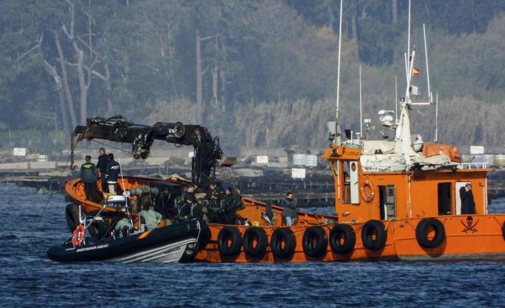 Reanudan el operativo para reflotar un 'narcosubmarino' hundido en Pontevedra