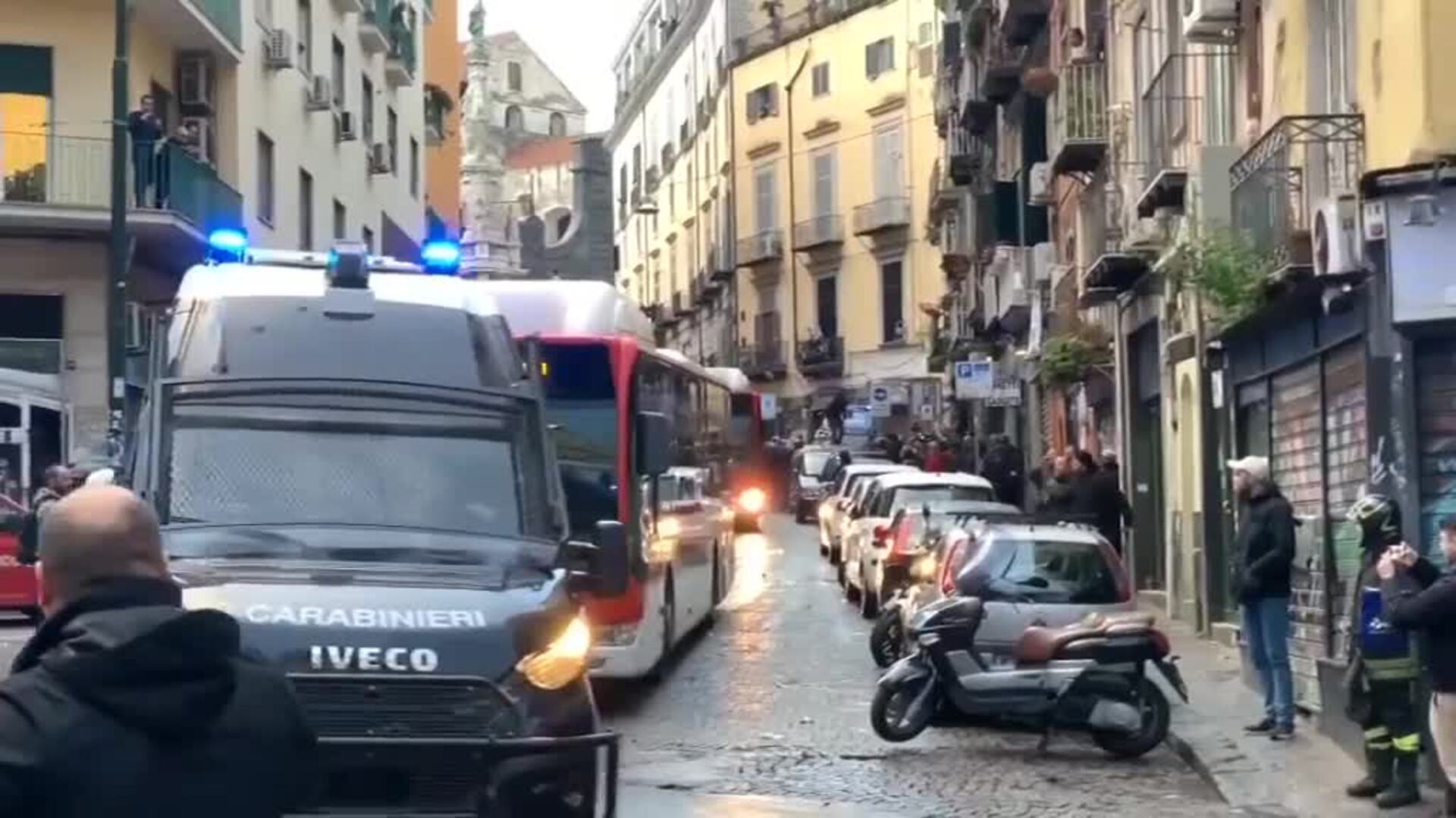Batalla campal entre los radicales del Eintracht y la Policía en Nápoles
